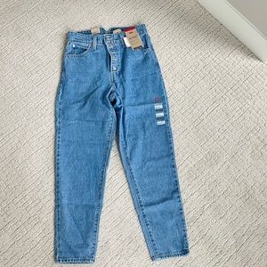 NWT Levi’s High Waisted Mom Jeans